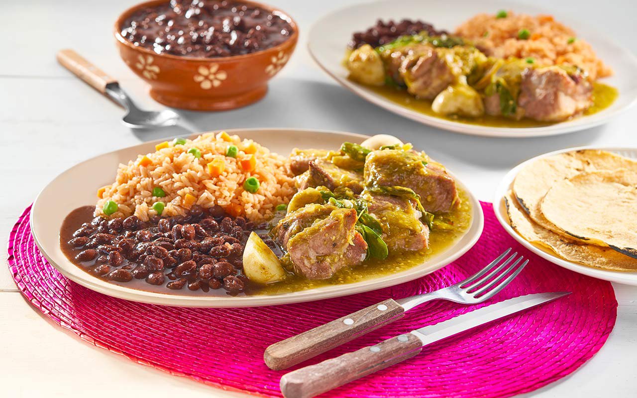 Cerdo en salsa verde con arroz y frijoles