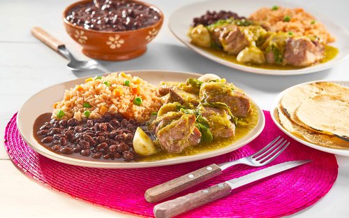Cerdo en salsa verde con arroz y frijoles