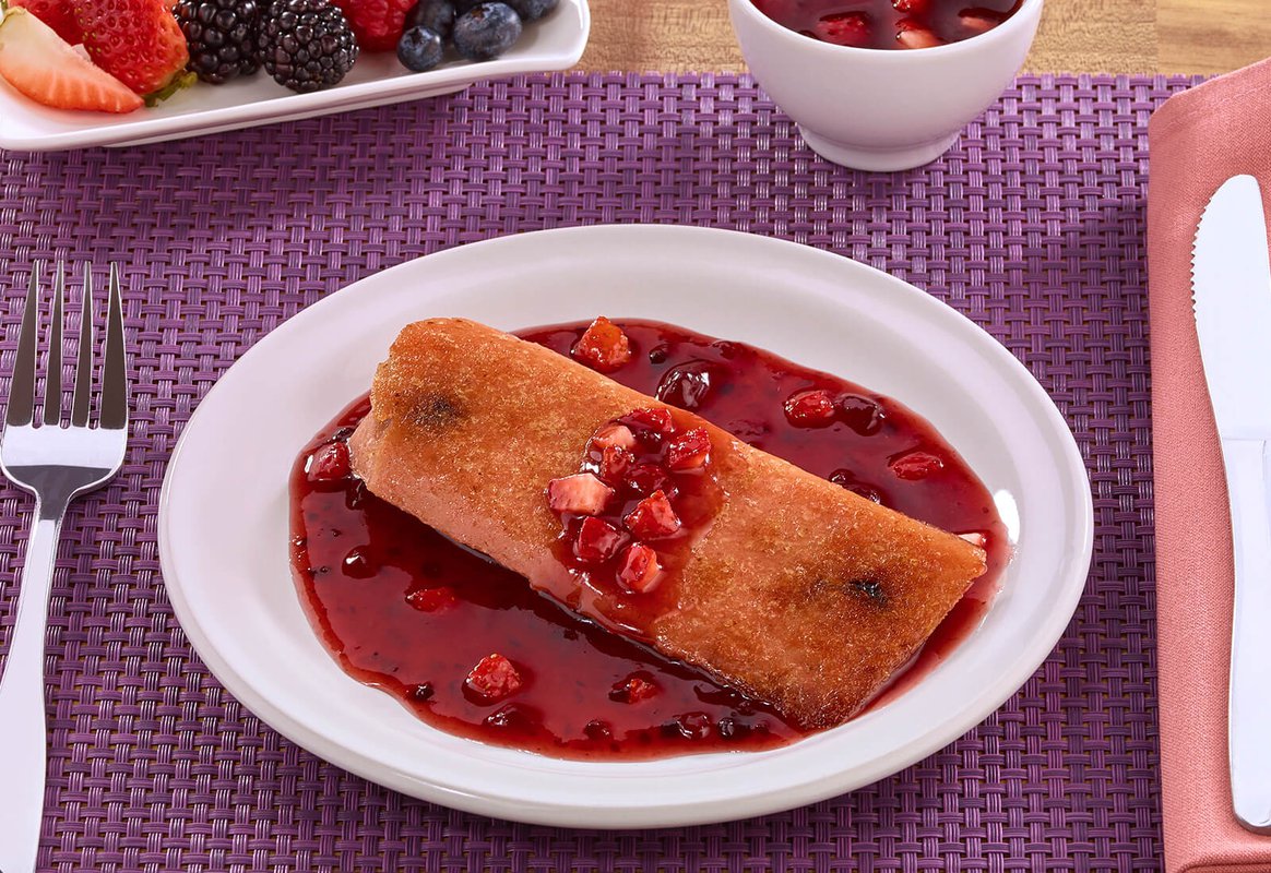 Tamal dulce con salsa de frutos rojos