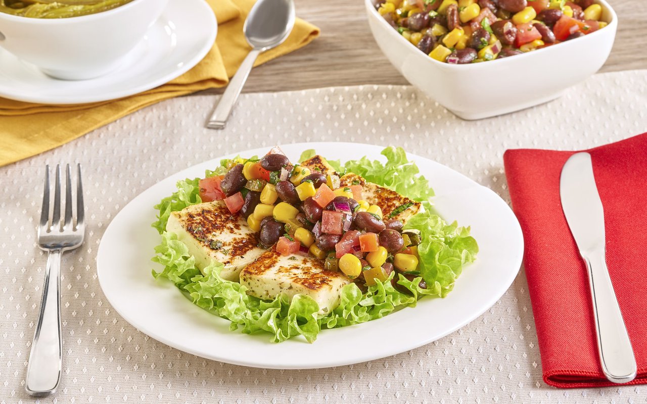 Queso panela asado con ensalada de frijol y elote