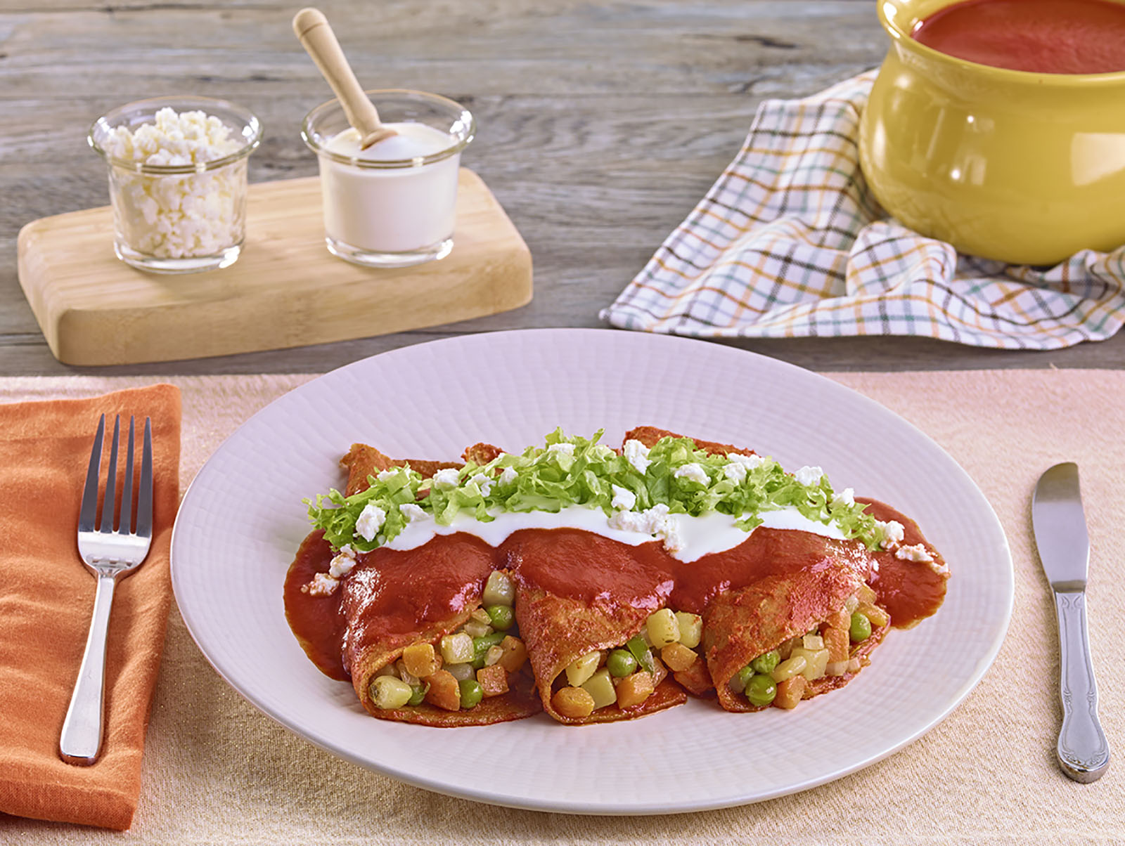 Enchiladas con salsa de chile guajillo