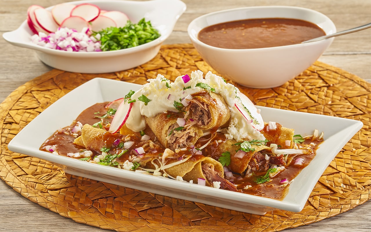 Flautas de res con Salsa Borracha con Pulque