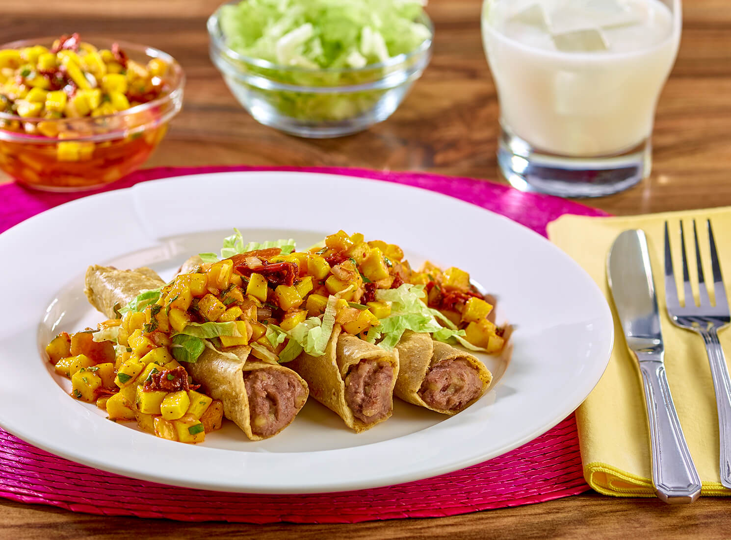 Tacos dorados de frijol con salsa de mango y chipotle Recetas La